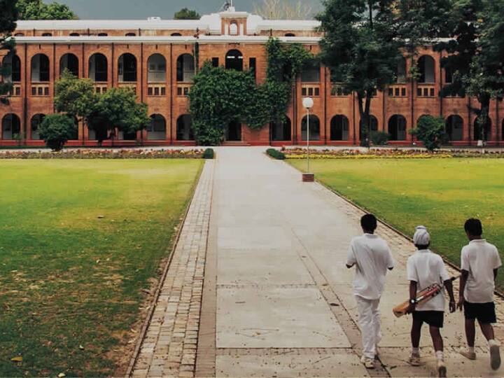 रिपोर्ट्स की मानें तो भारत का सबसे महंगा स्कूल सुंदर प्रकृति के बीच बसे शहर देहरादून में है. इस स्कूल का नाम द दून स्कूल है.