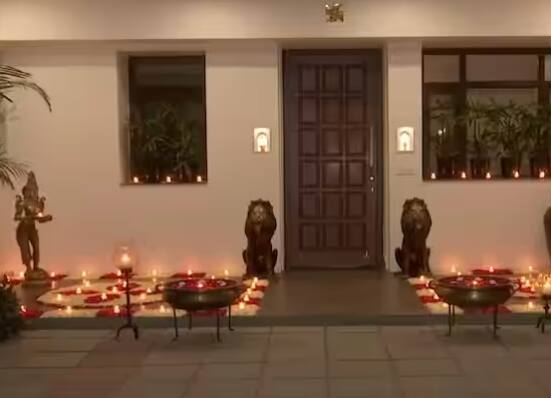 ਤਸਵੀਰ 'ਚ ਤੁਸੀਂ ਦੇਖ ਸਕਦੇ ਹੋ ਕਿ ਰਾਘਵ ਦੇ ਪੂਰੇ ਘਰ ਨੂੰ ਚਿੱਟੇ ਰੰਗ ਦਾ ਪੇਂਟ ਕੀਤਾ ਹੋਇਆ ਹੈ। ਘਰ ਦੇ ਬਾਹਰ ਇੱਕ ਵੱਡਾ ਗਾਰਡਨ ਏਰੀਆ ਵੀ ਹੈ ਜਿਸ ਵਿੱਚ ਬਹੁਤ ਸਾਰੇ ਰੁੱਖ ਅਤੇ ਪੌਦੇ ਲਗਾਏ ਗਏ ਹਨ।