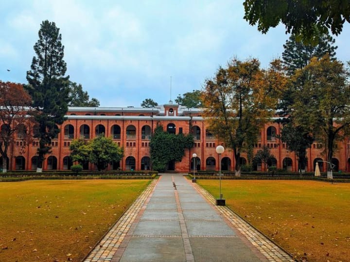 इस स्कूल में अधिकतर बड़े-बड़े बिजनेसमैन और सेलिब्रिटीज के बच्चे ही पढ़ते हैं.