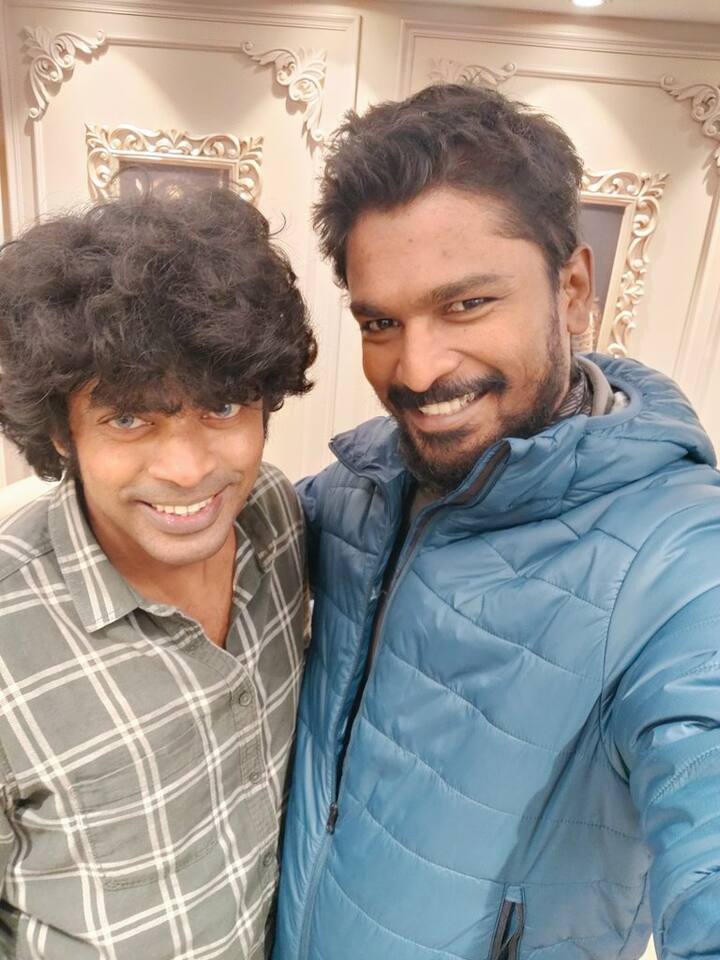 இயக்குநர் மற்றும் வசன கர்த்தாவான ரத்தன குமார், சாண்டி மாஸ்டருடன் செல்ஃபி எடுத்த புகைப்படத்தை பதிவிட்டு, “யாருக்கெல்லாம் இவரின் வில்லத்தனமான சிரிப்பு பிடித்துள்ளது.... வாழ்த்துக்கள் சாண்டி மாஸ்டர். இனிமேல் தாய்குலங்கள் உங்களுடன் செல்ஃபி எடுக்க மாட்டார்கள். ஆல் தி பெஸ்ட்.” என குறிப்பிட்டு இருந்தார்.