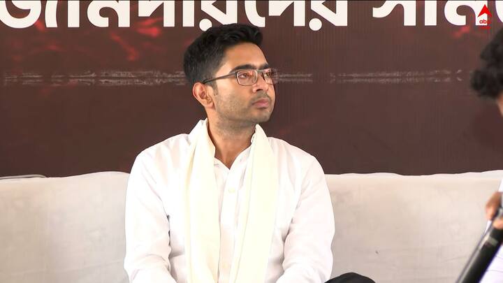 ১০০ দিনের কাজের বকেয়া টাকার দাবিতে রাজভবনের সামনে ধর্নায় অভিষেক বন্দ্যোপাধ্যায়।