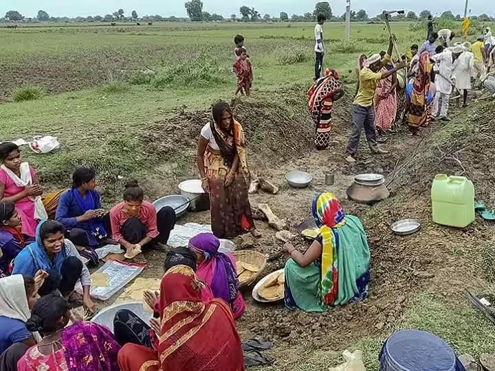 Work Demand under MGNREGS Rural job scheme rises in first half year of FY 2024 MGNREGA Demand: अर्थव्यवस्था के लिए ठीक नहीं है ये संकेत, गांवों में बढ़ गई काम मांगने वालों की संख्या