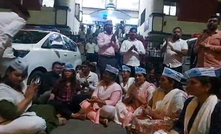 Surat: સુરતની સ્મીમેર હોસ્પિટલના કોમ્પ્યુટર ઓપરેટરને તમાચો મારનારા AAPના કોર્પોરેટરની પોલીસે કરી ધરપકડ Surat: AAP corporator arrested by police for slapping computer operator of Surat's SMIMER Hospital Surat: સુરતની સ્મીમેર હોસ્પિટલના કોમ્પ્યુટર ઓપરેટરને તમાચો મારનારા AAPના કોર્પોરેટરની પોલીસે કરી ધરપકડ