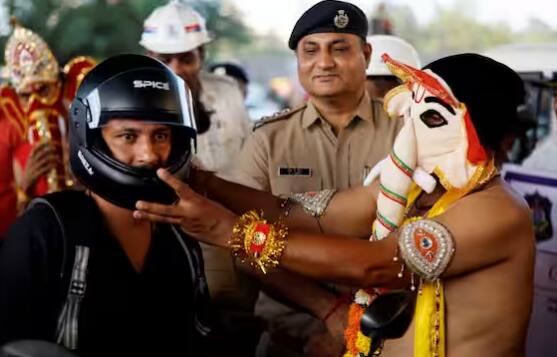 ਹੈਲਮੇਟ ਨੂੰ ਹਿੰਦੀ ਵਿੱਚ ਸ਼ਿਰਸਤ੍ਰਾਣ ਕਿਹਾ ਜਾਂਦਾ ਹੈ। ਹੁਣ ਤੁਸੀਂ ਆਪਣੇ ਦੋਸਤਾਂ ਨੂੰ ਵੀ ਕਹਿ ਸਕਦੇ ਹੋ ਕਿ ਬਾਈਕ ਚਲਾਉਂਦੇ ਸਮੇਂ ਸ਼ਿਰਸਤ੍ਰਾਣ ਪਾਉਣ ਦੀ ਆਦਤ ਪਾਓ।