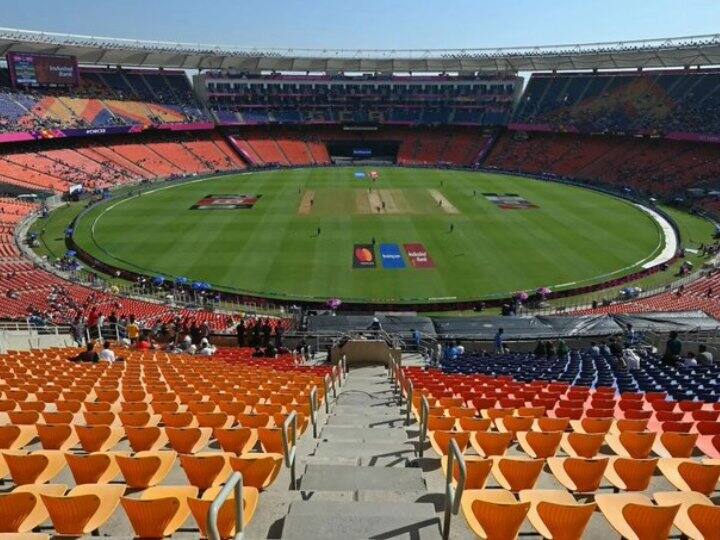 यह मुकाबला अहमदाबाद के नरेंद्र मोदी स्टेडियम में होगा. इस हाईवोल्टेज मैच का बेसब्री से इंतजार पूरे देश को है. इस मैच का टिकट प्राइस भी ज्यादा है. वहीं हवाई टिकट और होटल में रूम की कीमतों में भी इजाफा हो चुका है.