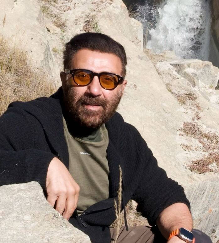 वहीं 'गदर 2' के बाद अब सनी देओल की अगली फिल्म कौन सी होगी, ये जानने के लिए फैंस बेताब हैं. तो आइए जानते हैं सनी पाजी के अपकमिंग प्रोजेक्ट्स के बारे में...