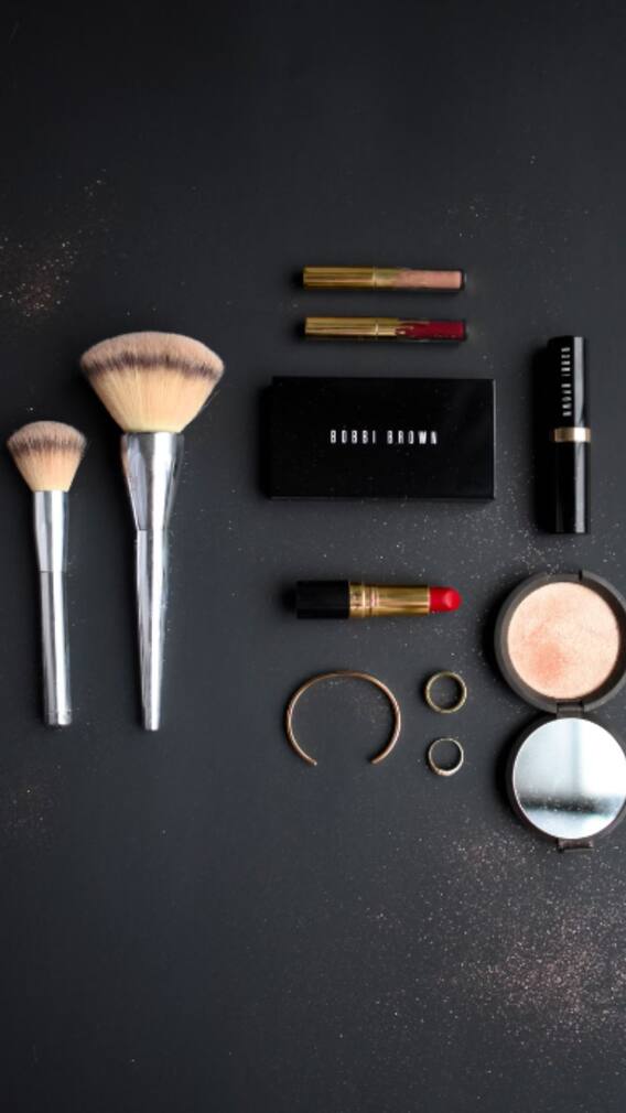 ऑफिसला जाणाऱ्या महिलांनी 'या' प्रकारे मेकअप करावा, दिसाल क्लासी