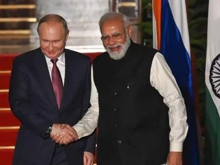 vladimir putin praises india PM Narendra Modi said leadership directed India-Russia : 'ते एक अतिशय बुद्धिमान व्यक्ती..' रशियाचे राष्ट्राध्यक्ष पुतीन यांच्याकडून पंतप्रधान मोदींचे कौतुक!