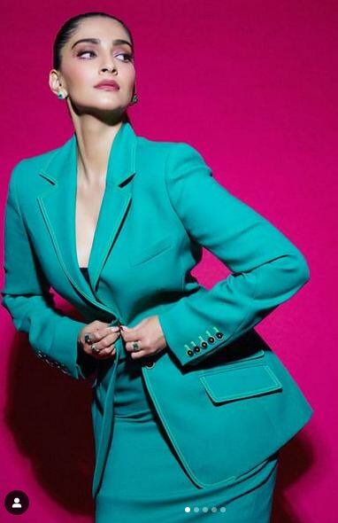 ਹਾਲ ਹੀ 'ਚ ਸੋਨਮ ਕਪੂਰ ਨੇ ਆਪਣੇ ਲੇਟੈਸਟ ਫੋਟੋਸ਼ੂਟ ਦੀਆਂ ਤਸਵੀਰਾਂ ਇੰਸਟਾ 'ਤੇ ਸ਼ੇਅਰ ਕੀਤੀਆਂ ਹਨ। ਇਨ੍ਹਾਂ ਤਸਵੀਰਾਂ ਨੂੰ ਦੇਖ ਕੇ ਸੋਸ਼ਲ ਮੀਡੀਆ 'ਤੇ ਸਨਸਨੀ ਮਚ ਗਈ ਹੈ। ਦੇਖੋ ਅਦਾਕਾਰਾ ਦਾ ਹੌਟਨੈੱਸ ਨਾਲ ਭਰਪੂਰ ਅਵਤਾਰ...