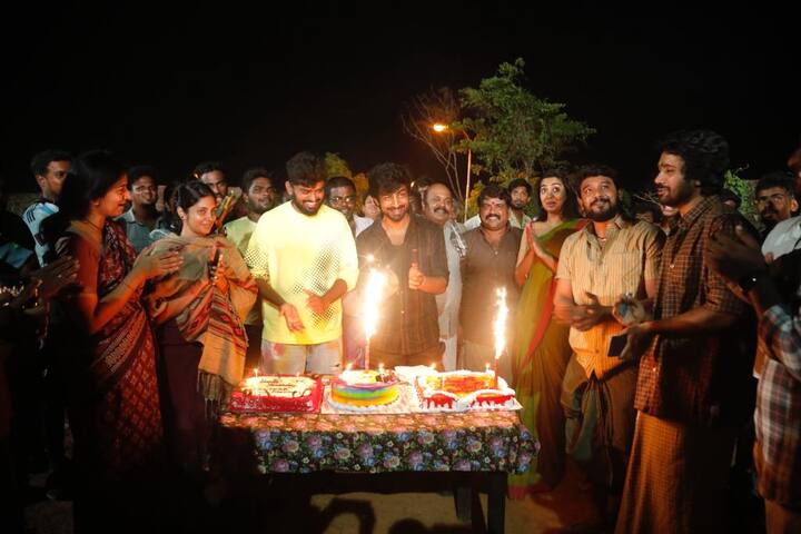 அக்டோபர் 5 ஆம் தேதி பிறந்த அர்ஜுன் தாஸின் பிறந்தநாளை கொண்டாடும் வகையில், ஷூட்டிங் ஸ்பாட்டிலேயே படக்குழு கேக் வெட்டி கொண்டாடியுள்ளனர்.