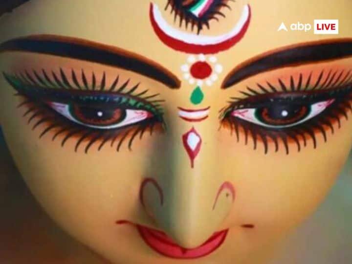 નવરાત્રિ દરમિયાન, ધ્વજ અથવા ધ્વજ અવશ્ય ખરીદો, ધ્વજ ત્રિકોણાકાર હોય છે. આ નવરાત્રિમાં માતા દુર્ગાના આશીર્વાદ મેળવવા માટે માતરણીનો ધ્વજ તમારા ઘરે લાવો અને તેને શુભ મુહૂર્તમાં તમારા ઘરની છત પર લગાવો. માતા દુર્ગાના આશીર્વાદ હંમેશા બની રહે છે.