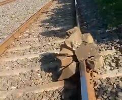 Central Railway : चिंचवड ते आकुर्डी स्थानकादरम्यान रुळावर रचले होते मोठे दगड, पाहा फोटो