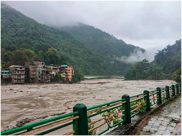 Sikkim Flash Floods 40 people died govt issued another glacial lake burst alert Army plotted helicopter rescues Sikkim Floods: सि​क्किम में बाढ़ से तबाही, कम से कम 40 लोगों की मौत, तीस्ता नदी से 22 शव बरामद