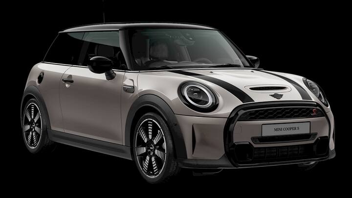 इस लिस्ट में पहला नाम मिनी कूपर एसई का है. जिसकी कीमत 53.50 लाख रुपए एक्स-शोरूम है. ये कार 32.6 kWh की बैटरी से लैस है, जिसकी ड्राइविंग रेंज 270 किलोमीटर तक की है. 0-100 किमी/घंटा की स्पीड पकड़ने में इसे 7.3 सेकंड का समय लगता है.