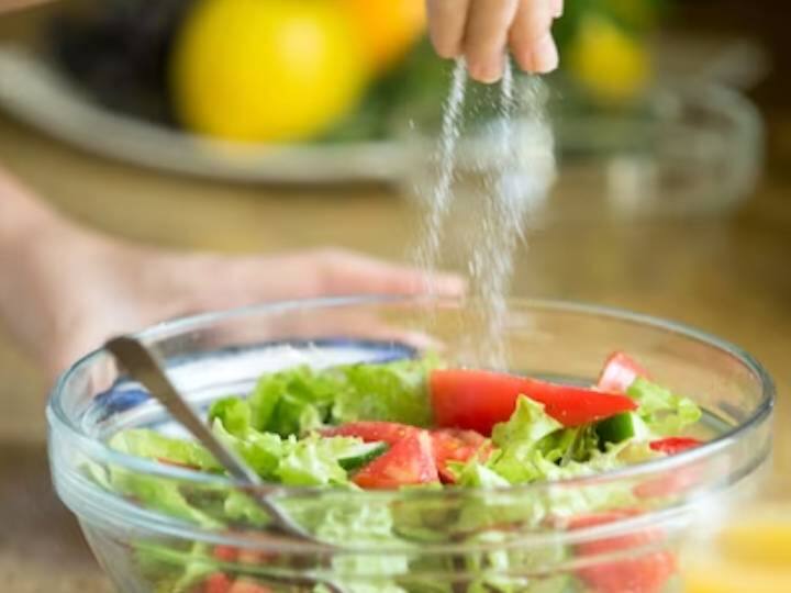 कई मसालों और सॉस, जैसे सोया सॉस, केचप और सलाद ड्रेसिंग में हाई लेवल का सोडियम होता है. ऐसे में कम-सोडियम या सोडियम फ्री ऑप्शन ही चुनें. या इससे भी बेहतर, घर पर अपनी खुद की सॉस बनाएं जहां आप सोडियम सामग्री को नियंत्रित कर सकते हैं.