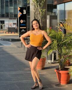 Monalisa: રોડ પર મિનિ સ્કર્ટમાં ગ્લેમરસ પોઝ આપતી જોવા મળી મોનાલિસા