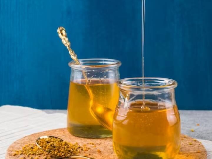 घी में वायरस और बैक्टीरिया से लड़ने की काफी ज्यादा शक्ति होती है. जो शरीर को मजबूत करता है. घी पोषक तत्व से भरपूर होता है. बुखार, खांसी या सर्दी होने पर आप इसे हल्का सा गर्म करके इस्तेमाल कर सकते हैं.