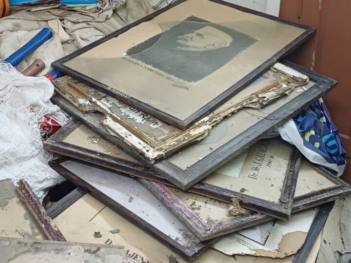 Varanasi News: बीएचयू में महापुरुषों की तस्वीरों में दीमक लगने से भड़के छात्र, डीन ऑफिस में किया हंगामा Varanasi BHU Students created ruckus Malviya Nehru Narendra Dev photos in garbage ate termites ANN Varanasi News: बीएचयू में महापुरुषों की तस्वीरों में दीमक लगने से भड़के छात्र, डीन ऑफिस में किया हंगामा