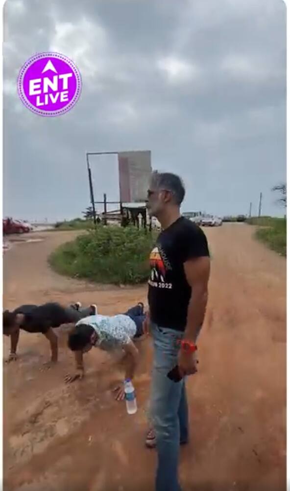 Milind Soman ने Selfie Click करवाने के लिए रख दी ये शर्त, Fans को करनी पड़ गई मेहनत Milind Soman ने Selfie Click करवाने के लिए रख दी ये शर्त, Fans को करनी पड़ गई मेहनत