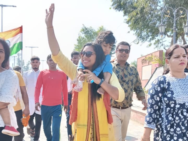 MP Chhatarpur Deputy Collector Nisha Bangre Nyay Yatra reached CM Shivraj Singh Chouhan village ANN MP News: छतरपुर की डिप्टी कलेक्टर की न्याय यात्रा पहुंची सीएम शिवराज के गांव, कांग्रेसियों ने किया जोरदार स्वागत