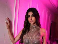 बॉडी टाइट ड्रेस मध्ये मौनी रॉयचा क्लासी लूक!