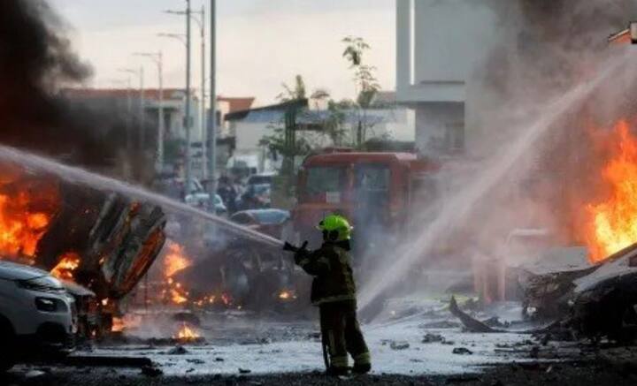 প্যালেস্তাইনের রাজনৈতিক দল ‘হামাস’। যদিও আমেরিকা এবং ইজরায়েল তাদের সন্ত্রাসী বলে চিহ্নিত করেছে। ইজরায়েলের দাবি, সকাল থেকে সীমান্ত পেরিয়ে অনুপ্রবেশ করতে শুরু করেছে ‘হামাস’।