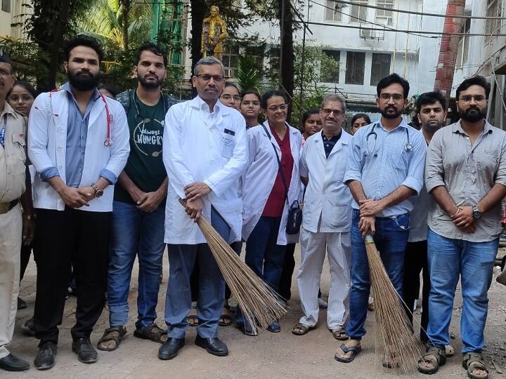Maharashtra doctors protest against shiv sena mp hemant patil through cleanliness campaign ANN शिवसेना सांसद हेमंत पाटिल के खिलाफ डॉक्टरों का अनोखा प्रदर्शन, सफाई अभियान के जरिए जताया विरोध, की ये मांग