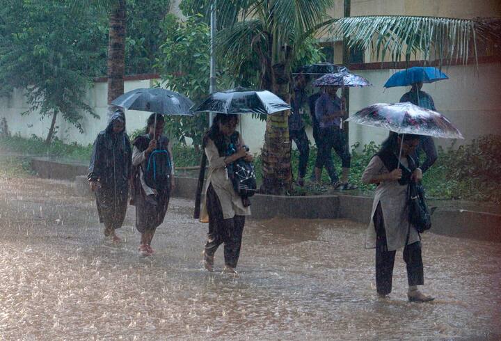 তবে রবিবার পর্যন্ত হালকা মাঝারি বৃষ্টি চলবে দার্জিলিং, কালিম্পং, আলিপুরদুয়ার, কোচবিহার ও জলপাইগুড়িতে।