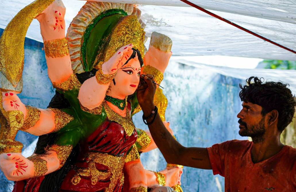 Navratri 2023 : रविवारपासून नवरात्र उत्सवाला सुरुवात; देवीच्या मूर्तीच्या किमतीत वाढ, ग्राहकांची खरेदीकडे पाठ dhule shardiya navratri 2023 starts from sunday 15 october increase in price of idol of devi idol Navratri 2023 : रविवारपासून नवरात्र उत्सवाला सुरुवात; देवीच्या मूर्तीच्या किमतीत वाढ, ग्राहकांची खरेदीकडे पाठ