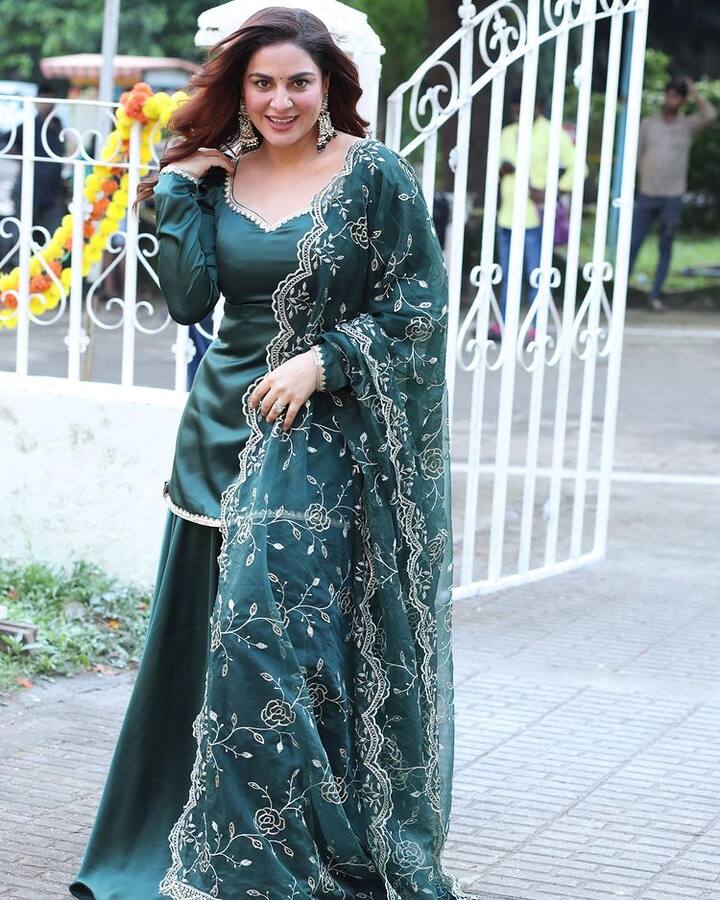 હવે ફરી એકવાર શ્રદ્ધાનો નવો લુક જોવા મળ્યો છે. અભિનેત્રીએ તાજેતરમાં ઇન્સ્ટાગ્રામ પર પોતાની કેટલીક તસવીરો શેર કરી છે, જેમાં તે એથનિક લુકમાં જોવા મળી રહી છે.