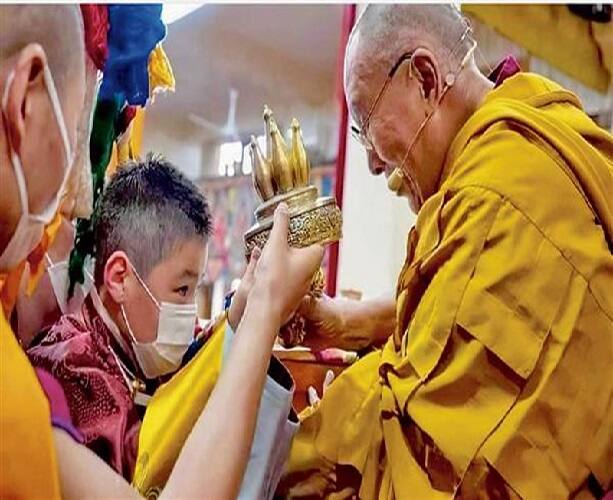 china can kidnap this 8 year old child of mongolia this child has become special to dalai lama China:દલાઇ લામાનો ખાસ કેમ બની ગયો છે આ 8 વર્ષનો માસૂમ બાળક, હવે  તેના પર અપહરણનો તોળાઇ રહ્યો છે ખતરો