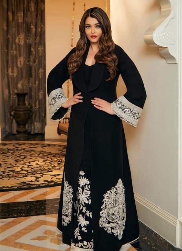 किसी एक यूजर ने कमेंट में लिखा कि 'इतनी पढ़ी-लिखी औरत है, मैं उससे ऐसे पागलपन की उम्मीज नहीं कर सकता.' तो किसी अन्य यूजर ने कहा 'जैसी हो वैसी खुद को स्वीकार करो...'. बता दें कि हाल ही पेरिस फैशन वीक में ऐश्वर्या राय ने गोल्डन आउटफिट में रैंप पर अपना जलवा बिखेरा था.