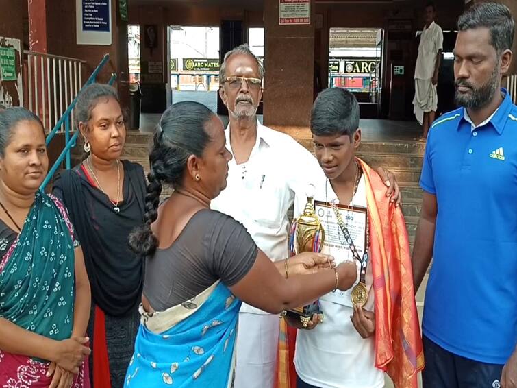 Mayiladuthurai student of narikuravar who won gold in a boxing tournament held in Goa TNN தேசிய அளவிலான குத்துச்சண்டை போட்டியில் தங்கம் வென்று நரிக்குறவர் இன மாணவர் சாதனை