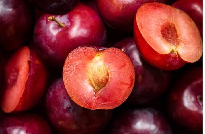 આ વજન ઘટાડવામાં મદદ કરી શકે છે. આલુમાં ઓછી કેલરી સામગ્રી અને પાણીનું પ્રમાણ વધુ હોય છે, જે તમને લાંબા સમય સુધી પેટ ભરેલું અનુભવવામાં મદદ કરે છે. આલુમાં હાજર ફાઇબર પાચનને ધીમું કરે છે, ભૂખને ઘટાડે છે.