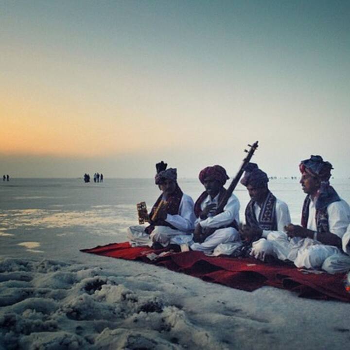 রন উৎসব হয় এই সময়ে। সাদা মরুভূমির মধ্যে রোমাঞ্চের জন্য ক্যাম্পিং করতে পারেন কছে