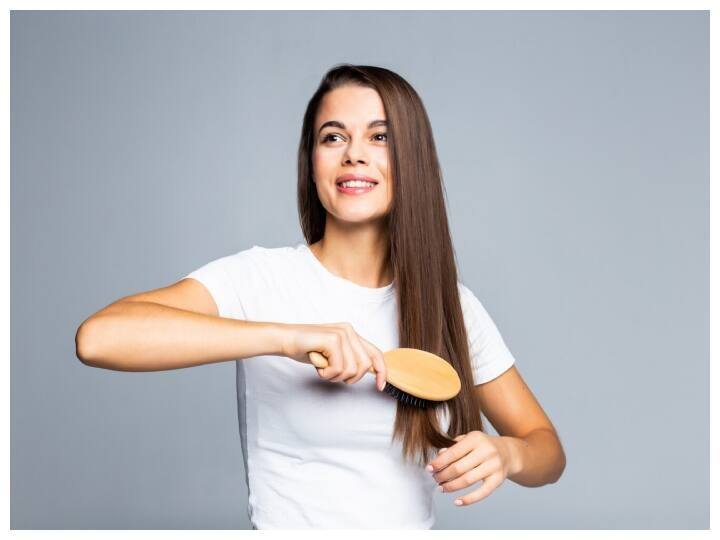 Hair Care Tips know the disadvantages of not combing your hair marathi news Hair Care Tips : दिवसातून एकदाही केसांना कंगवा न करण्याचे तोटे माहीत आहेत का? जाणून घ्या दिवसातून किती वेळा केस विंचरावेत