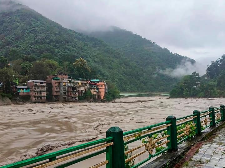Sikkim teesta river flood 150 laborers present at railway construction site narrow escape Sikkim Flood: तीस्ता नदी में आई बाढ़ से बाल-बाल बचे 150 मजदूर, शिविर में सो रहे थे, सामान छोड़कर भागना पड़ा