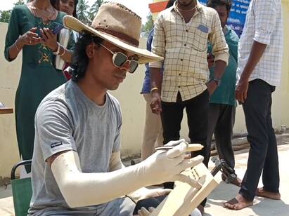 Mayiladuthurai Sunlight wood burning artist World record TNN Mayiladuthurai: சூரிய ஒளி மூலம் திருக்குறள் எழுதி மயிலாடுதுறை இளைஞர்  உலக சாதனை