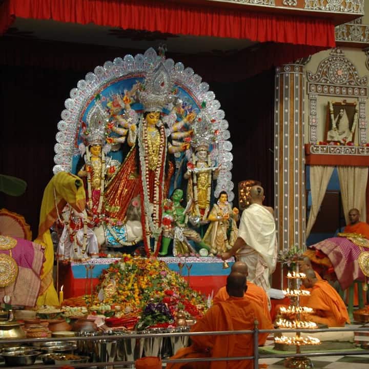 সন্ধিপুজোর মাহাত্ম্য-কথারও আছে নানা দিক। এই সময় নিয়ে রয়েছে নানা বিশ্বাস। অষ্টমী তিথি ও নবমী তিথির সন্ধিক্ষণে মা দুর্গা আবির্ভূতা হন চামুণ্ডা রূপে।