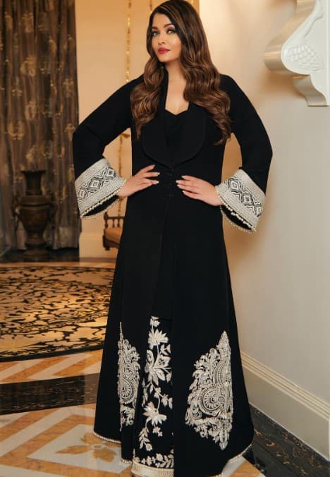 दोनों सेलेब्स की एक जैसी तस्वीरें होने के बावजूद भी फैंस को इन तस्वीरों में फर्क साफ नजर आ रहा है.