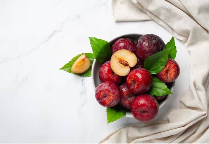 આલુમાં વિટામિન સીની ભરપૂર માત્રા કોલેજનના ઉત્પાદનને ટેકો આપે છે, ત્વચાની સ્થિતિસ્થાપકતાને પ્રોત્સાહન આપે છે અને ફાઇન લાઇન અને કરચલીઓના દેખાવને ઘટાડે છે.