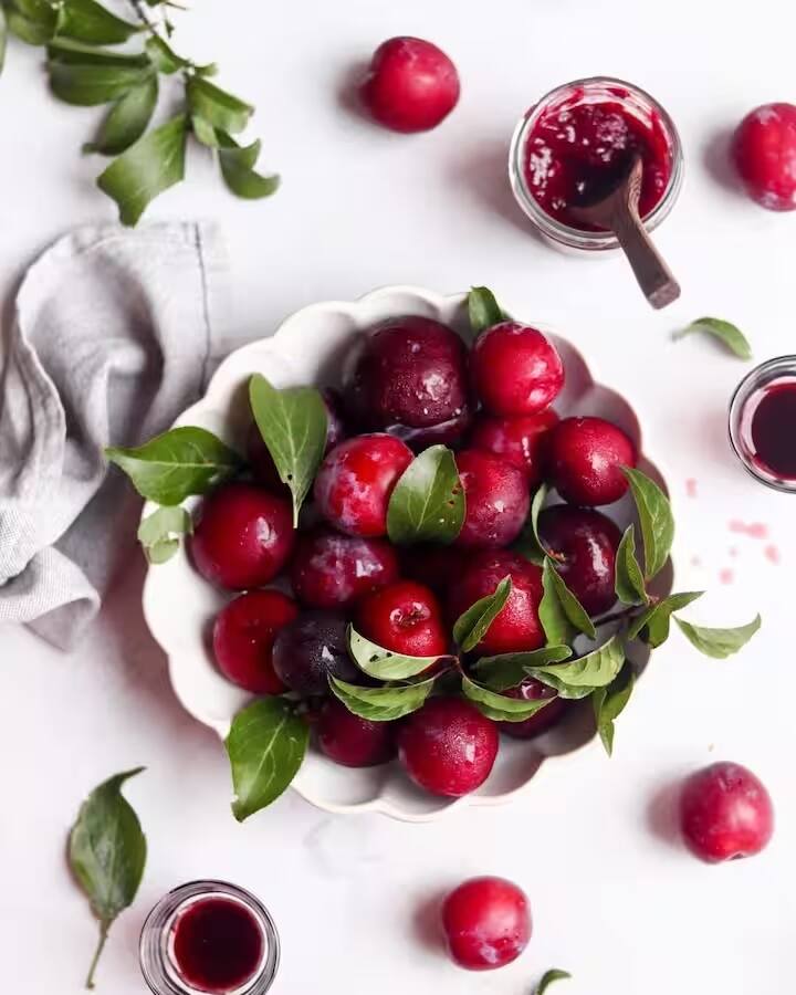 હાડકાંને મજબૂત અને સ્વસ્થ રાખવું એ આપણી ઉંમરની સાથે વધુ મહત્ત્વનું બની જાય છે. ન્યુટ્રિએન્ટ્સ જર્નલ અનુસાર, આલુમાં જોવા મળતા કેલ્શિયમ, પોટેશિયમ, મેગ્નેશિયમ અને વિટામિન Kનું મિશ્રણ હાડકાની ઘનતા જાળવવામાં મદદ કરે છે અને ઓસ્ટીયોપોરોસિસ જેવી અસ્થિ સંબંધિત સમસ્યાઓનું જોખમ ઘટાડે છે.