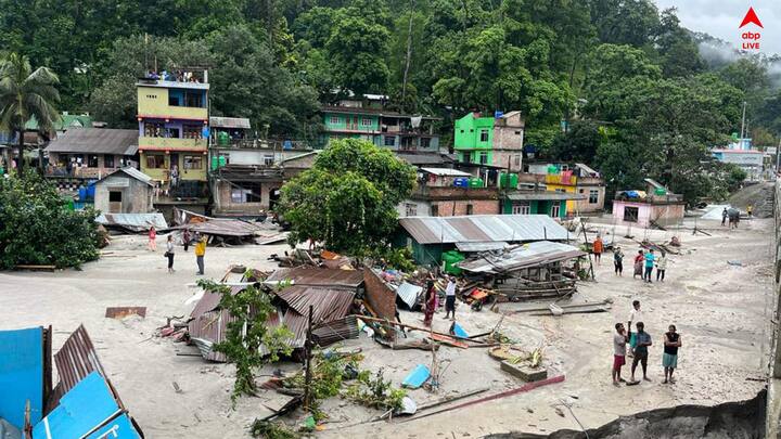 Sikkim Flash Flood: মেঘভাঙা বৃষ্টি এবং তার জেরে হড়পা বান। দুইয়ের জেরে বাঁধভাঙা বন্যায় ভেসে গিয়েছে সিকিম।  সিকিমে মৃতের সংখ্যা বেড়ে ১৯।