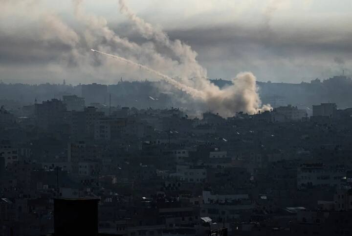 पॅलेस्टाईनच्या गाझामधील हमास गट आणि इस्रायल यांच्यात पुन्हा एकदा युद्ध सुरू झालं आहे. हमासने आज सकाळी अचानक इस्रायलवर रॉकेट हल्ले केले.