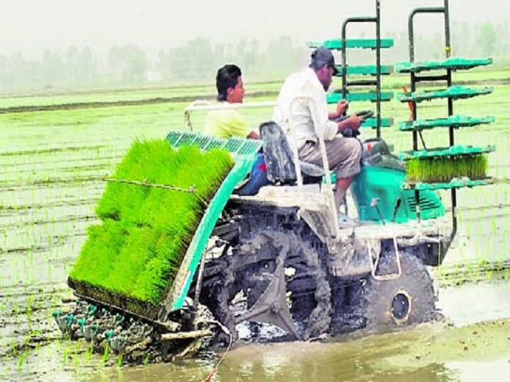 விவசாயத் தொழிலாளர்கள் தட்டுப்பாடு; இயந்திரத்தை கொண்டு நடவுப்பணிகளில் விவசாயிகள் வெகு மும்முரம்