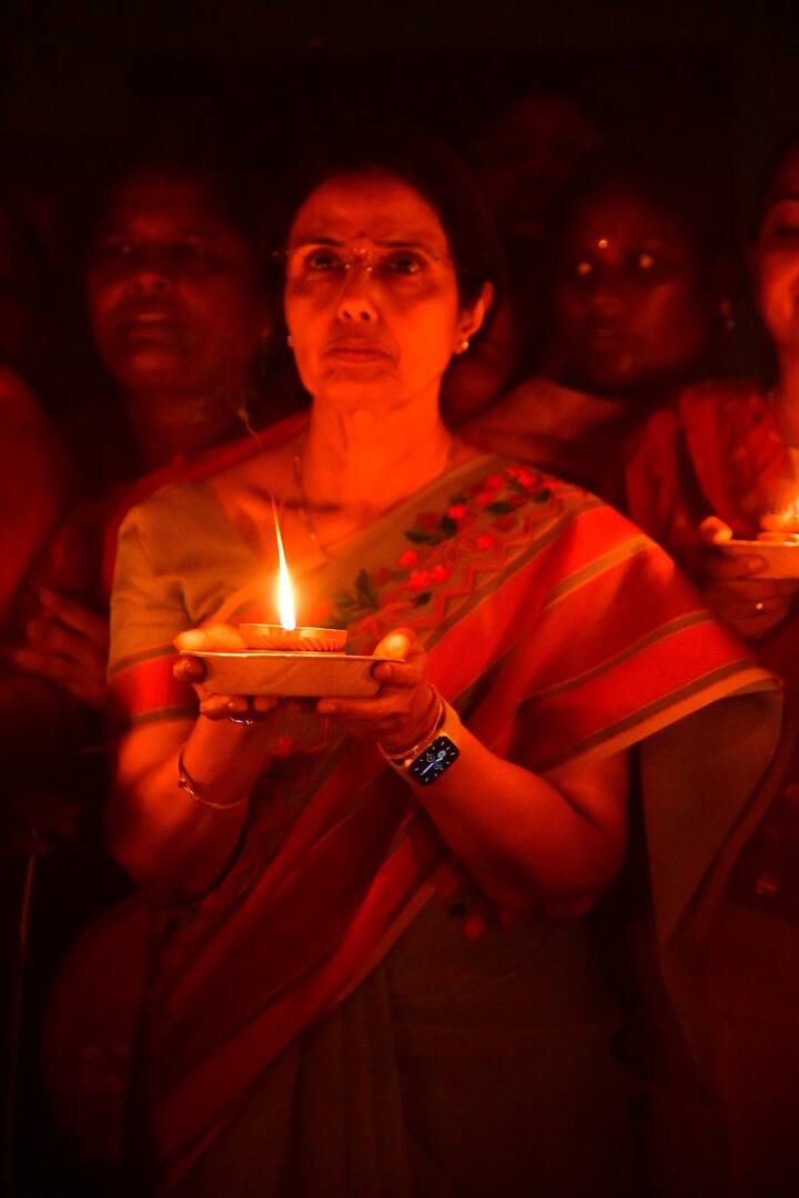 మాజీ సీఎం, టీడీపీ అధినేత చంద్రబాబు అరెస్ట్‌కు నిరసనగా శనివారం రాత్రి కాంతితో క్రాంతి కార్యక్రమానికి టీడీపీ పిలుపునిచ్చింది. ఈ కార్యక్రమంలో టీడీపీ శ్రేణులు, అభిమానులు, మద్దతుదారులు భారీగా పాల్గొన్నారు.