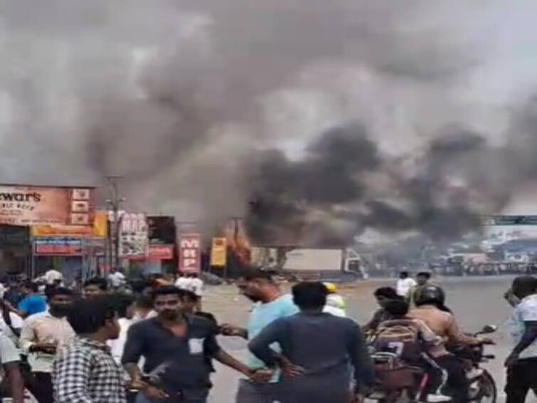 fire broke out firecracker shop ஓசூரில் பட்டாசு கடையில் பயங்கர தீ விபத்து! பெங்களூர் நெடுஞ்சாலையில் கடும் போக்குவரத்து நெரிசல்!