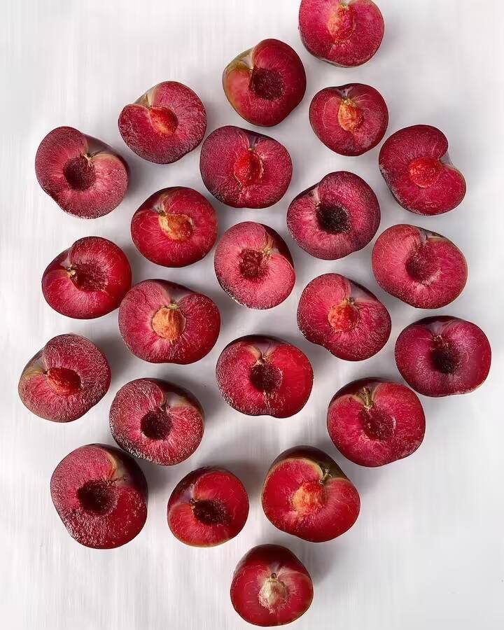 ચેપ અને રોગો સામે લડવા માટે મજબૂત રોગપ્રતિકારક શક્તિ મહત્વપૂર્ણ છે. આલુ, તેમના વિટામિન સીની સામગ્રી સાથે, રોગપ્રતિકારક શક્તિને નોંધપાત્ર વધારો આપે છે. વિટામિન સી શ્વેત રક્તકણોના ઉત્પાદનમાં વધારો કરે છે, જે શરીરને હાનિકારક રોગાણુઓથી બચાવવામાં મહત્વપૂર્ણ ભૂમિકા ભજવે છે.