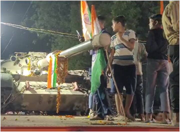Indian Army T-55 tank installed at memorial site of Martyr Bablu Singh in Mathura UP News ANN Mathura News: भारतीय सेना ने मथुरा के इस गांव में भेजा युद्ध टैंक, गांव वालों ने लहराया तिरंगा, जानें पूरा मामला