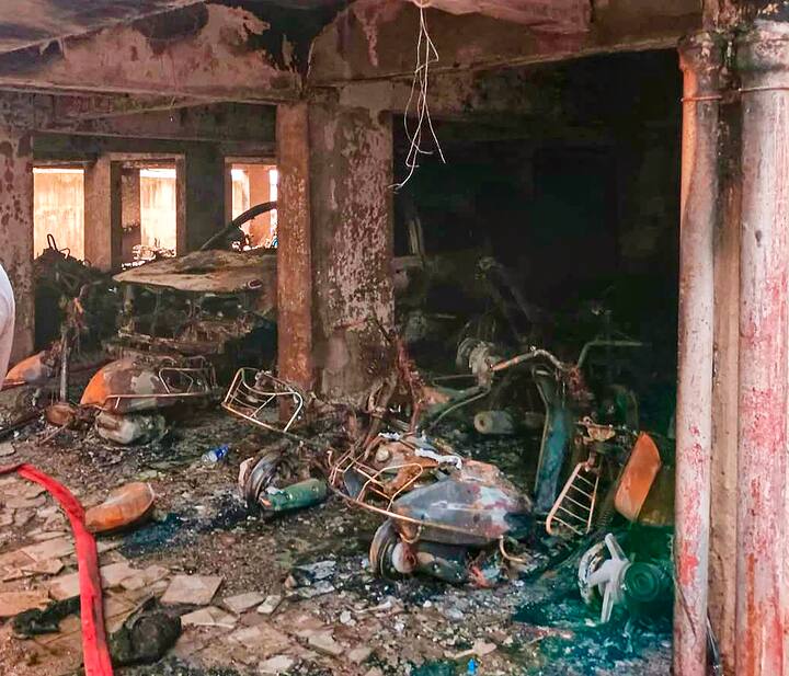 मुंबई के गोरेगांव में शुक्रवार (6 अक्टूबर) को सुबह करीब तीन बजे एक बिल्डिंग की पार्किंग में भीषण आग लग गई. इस आग में सात लोगों की मौत हो गई.